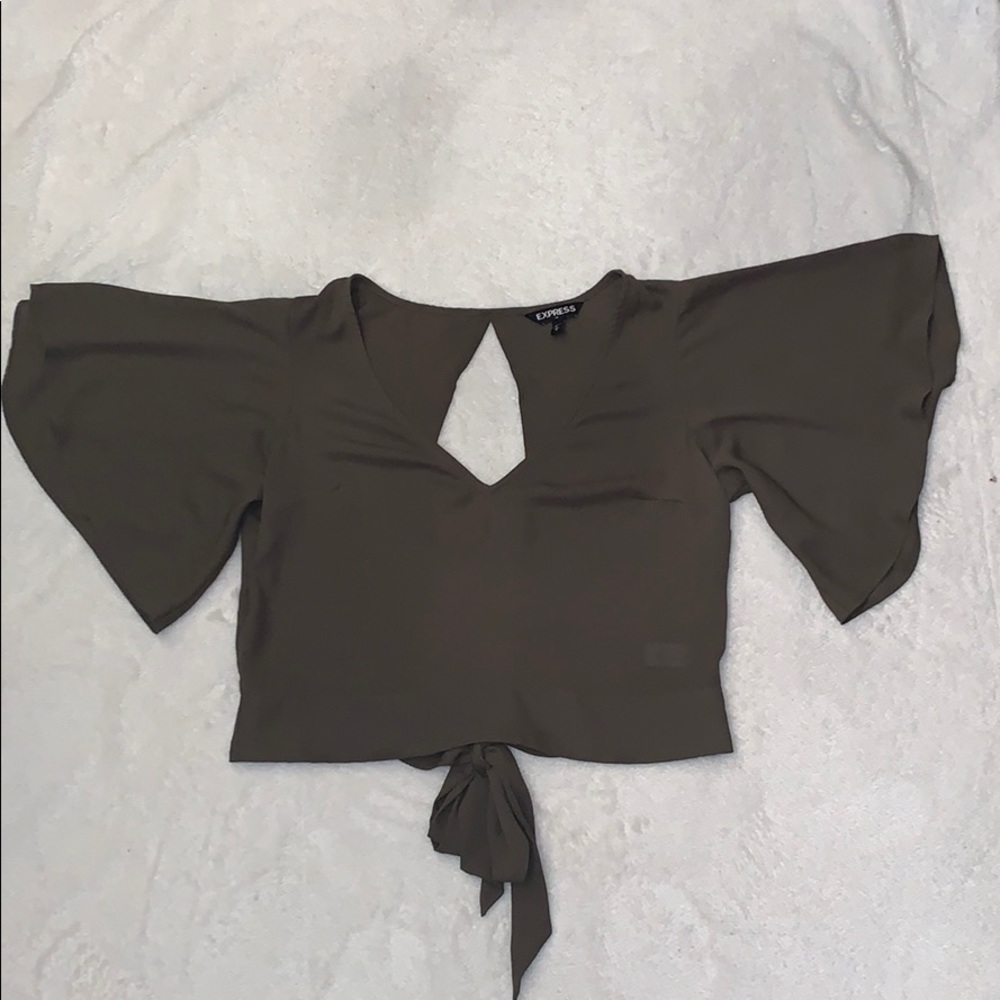 Adorable crop top open back with bow!